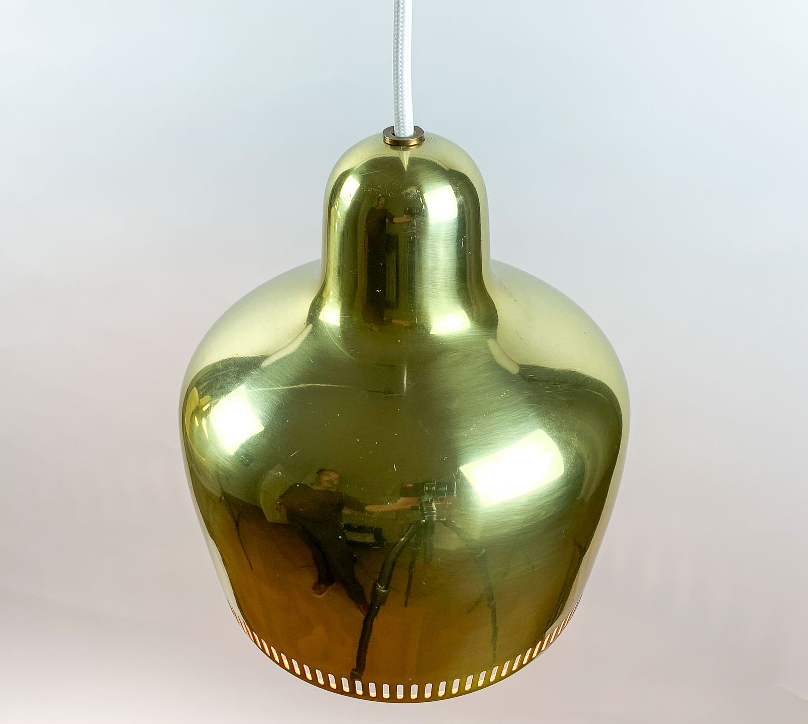 Alvar Aalto - A vintage pair of "Golden Bell" pendants - Louis Poulsen, Denmark 1960's