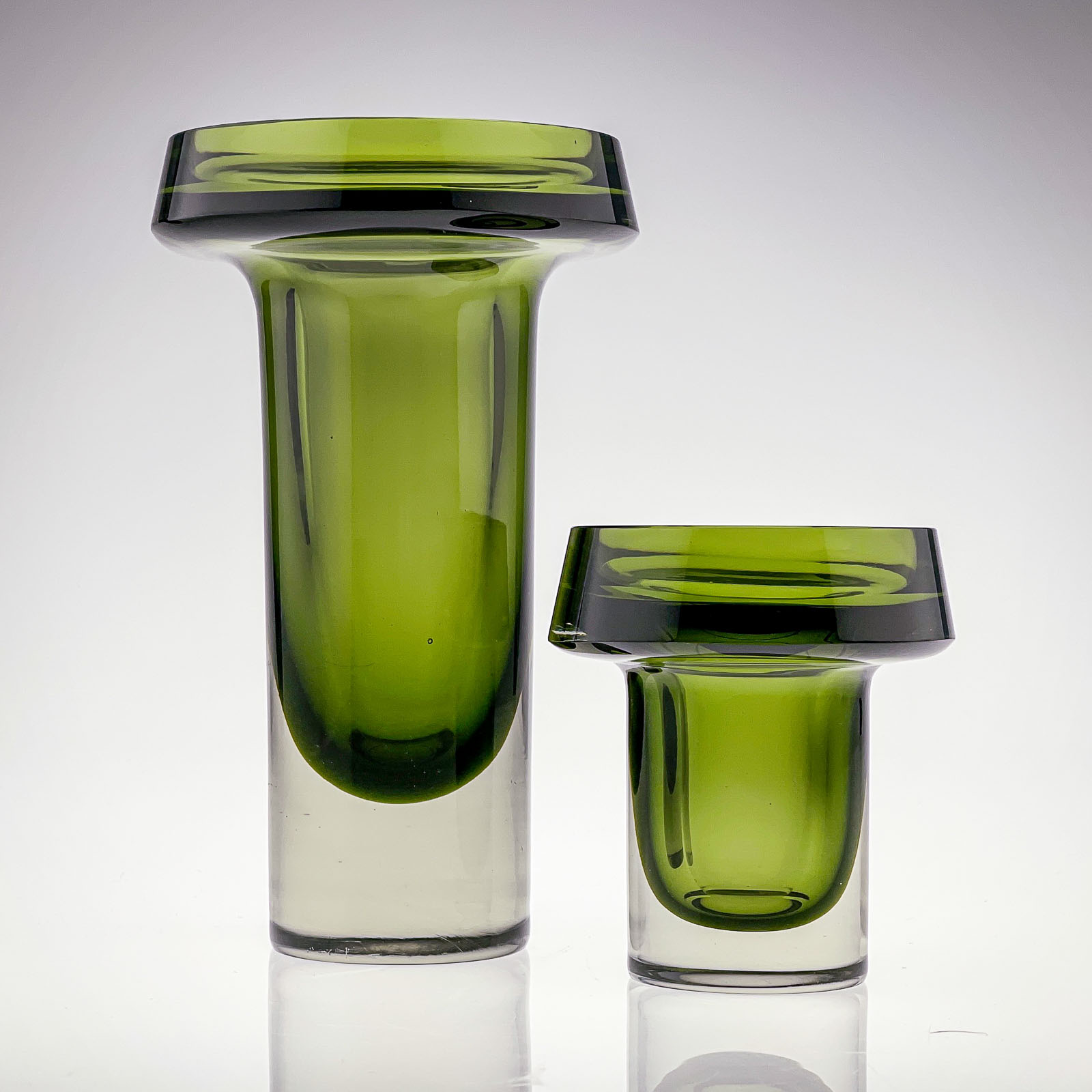 Kaj Franck – A matched set of moss-green Art-objects, model KF 260 – Nuutajärvi-Notsjö glassworks, 1960