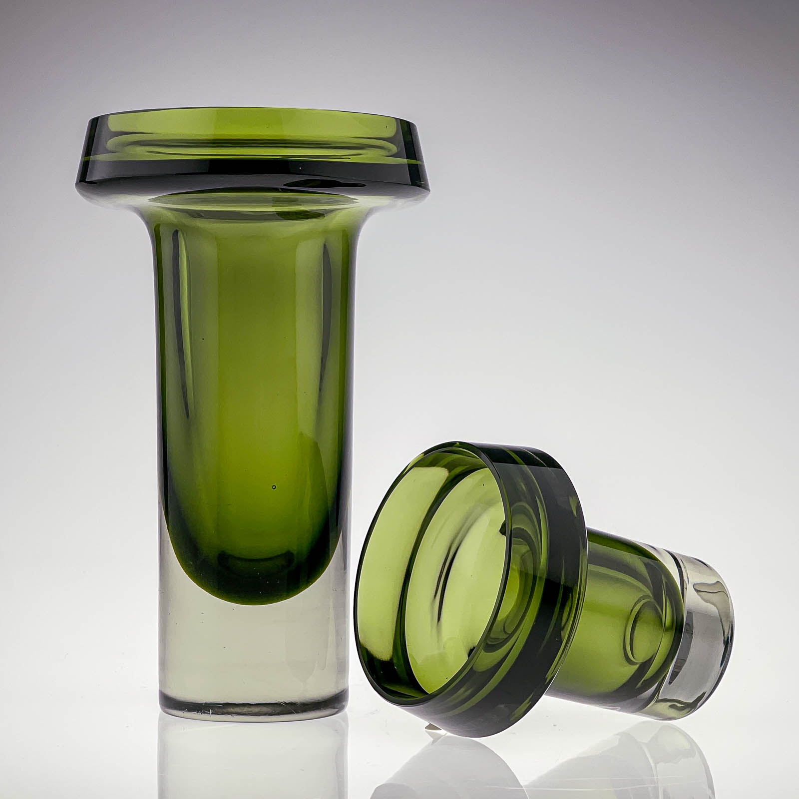 Kaj Franck – A matched set of moss-green Art-objects, model KF 260 – Nuutajärvi-Notsjö glassworks, 1960