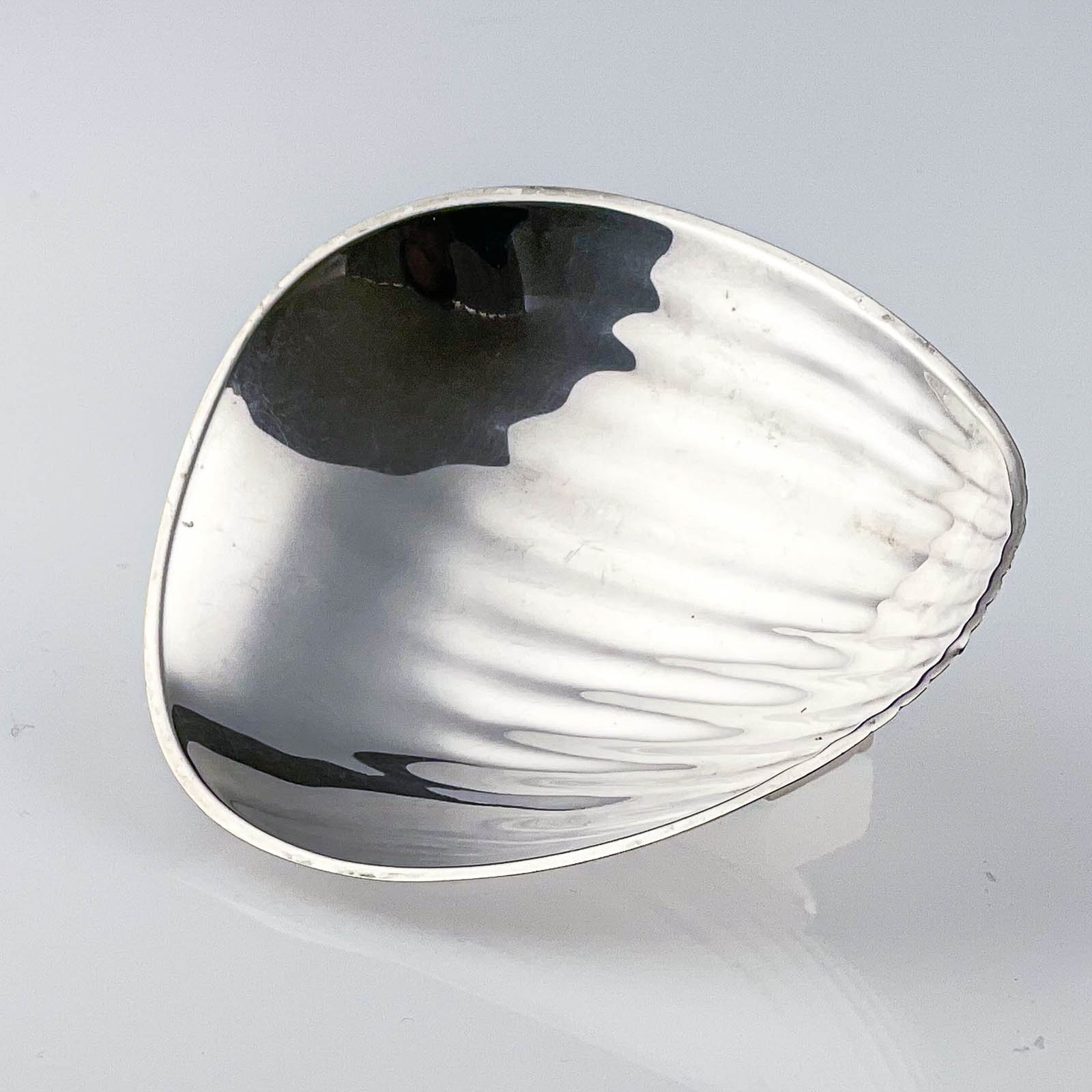 Tapio Wirkkala - Silver bowl in the shape of stylised seashell - Hopeatehdas Oy, Finland 1960