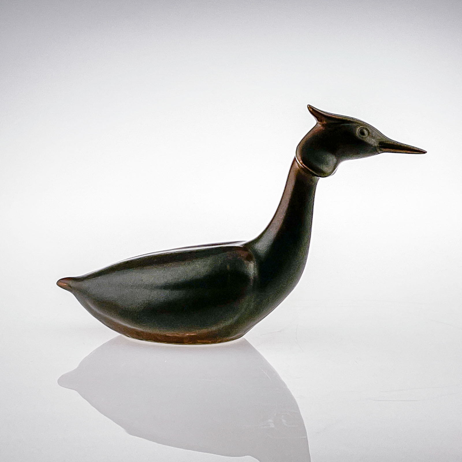 Gunnar Nylund - A glazed stoneware sculpture of a waterbird - Rörstrand Sweden, ca. 1955