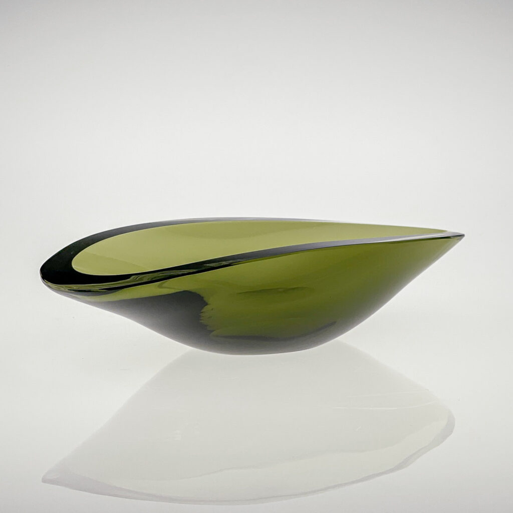 Kaj Franck - A green glass art-object "Pajunlehti" or "Willowleaf", model KF210 - Nuutajärvi-Notsjö Finland 1954