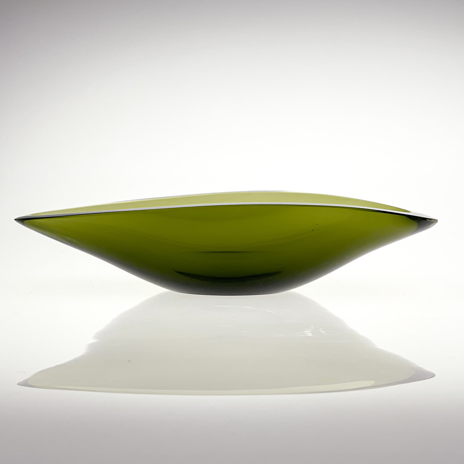 Kaj Franck - A green glass art-object "Pajunlehti" or "Willowleaf", model KF210 - Nuutajärvi-Notsjö Finland 1954