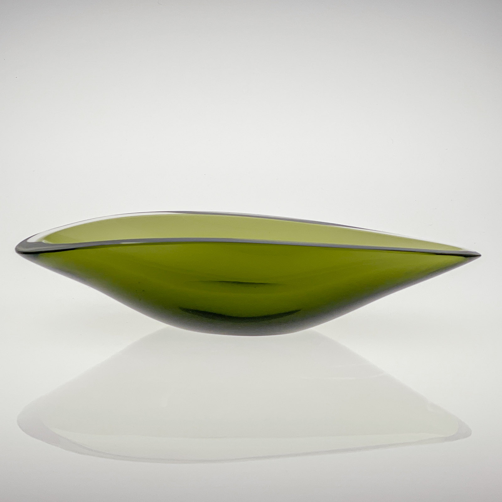 Kaj Franck - A green glass art-object "Pajunlehti" or "Willowleaf", model KF210 - Nuutajärvi-Notsjö Finland 1954