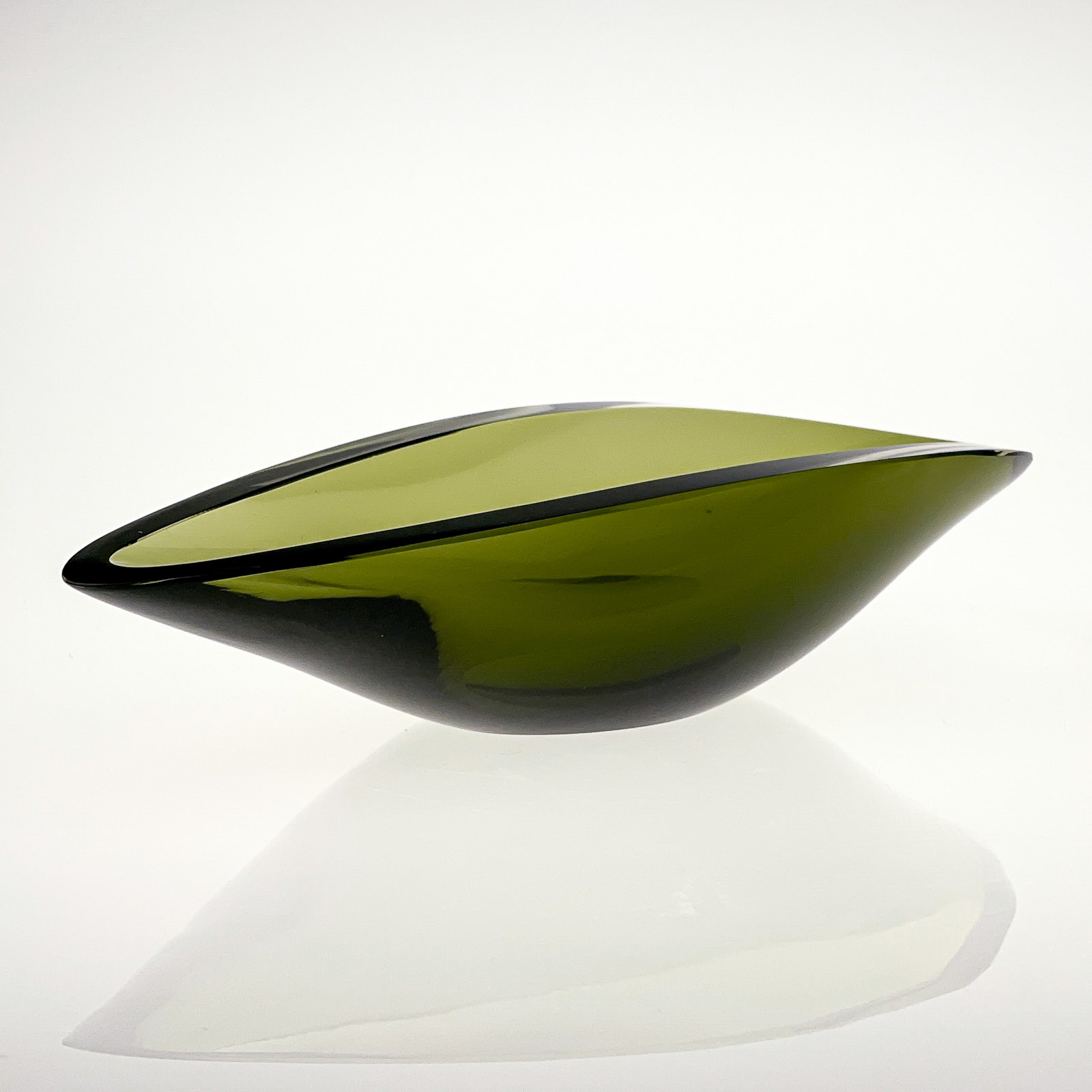 Kaj Franck - A green glass art-object "Pajunlehti" or "Willowleaf", model KF210 - Nuutajärvi-Notsjö Finland 1954