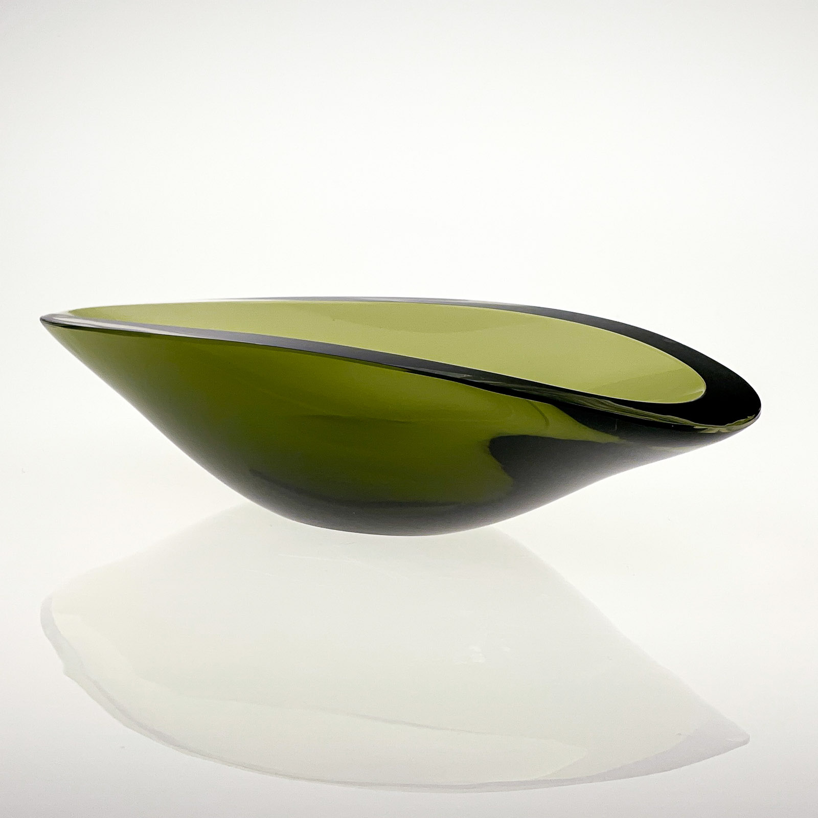 Kaj Franck - A green glass art-object "Pajunlehti" or "Willowleaf", model KF210 - Nuutajärvi-Notsjö Finland 1954