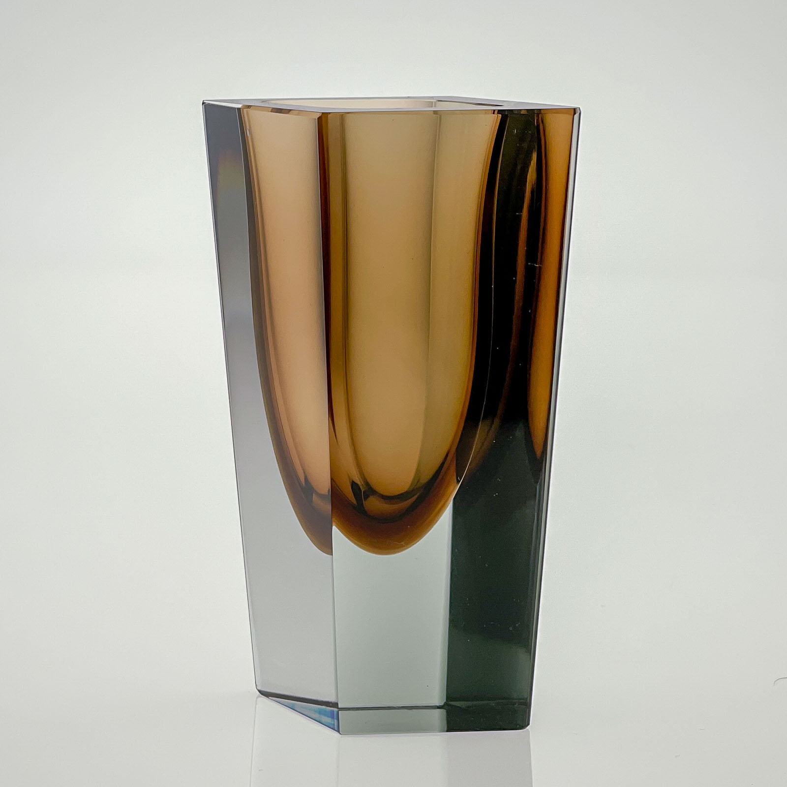 Kaj Franck - A glass Art-object "Prisma", model KF 215 in brown and grey hues - Nuutajärvi-Notsjö Finland circa 1965