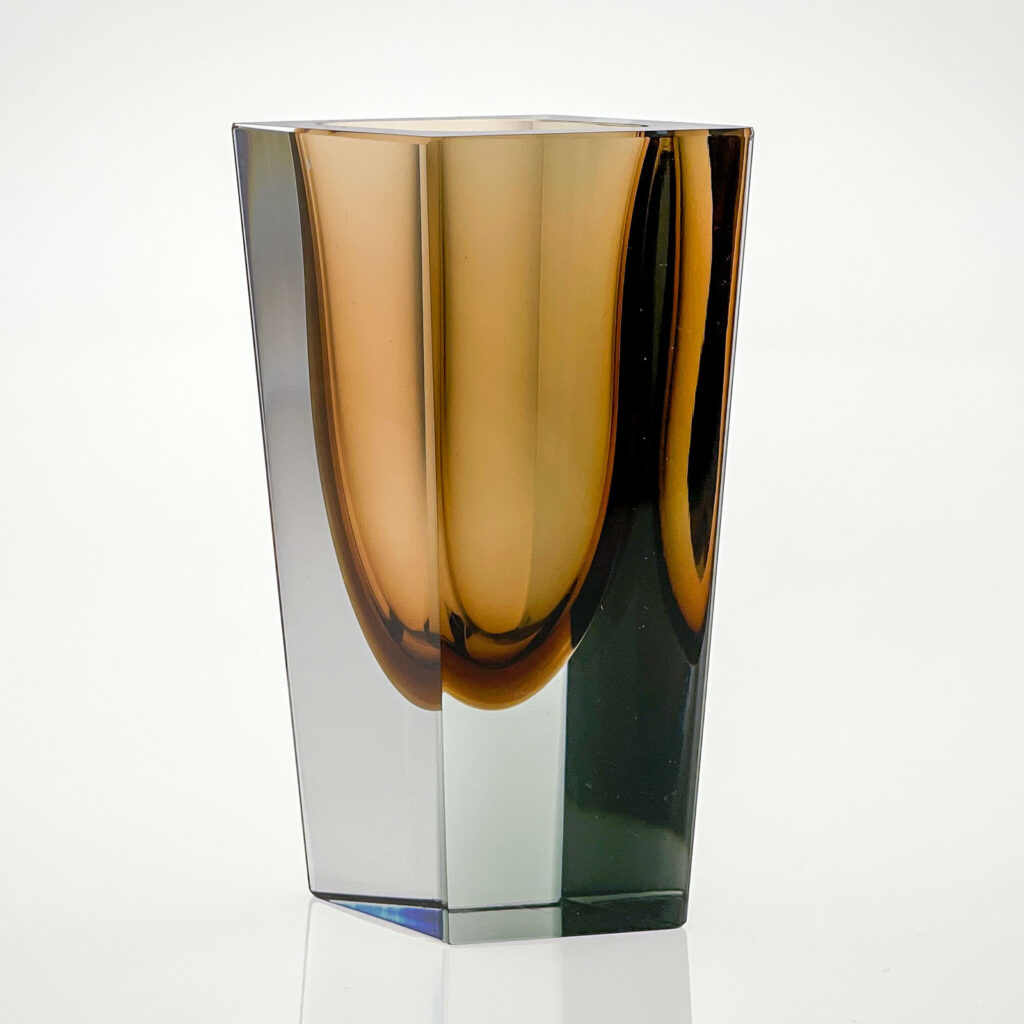 Kaj Franck - A glass Art-object "Prisma", model KF 215 in brown and grey hues - Nuutajärvi-Notsjö Finland circa 1965