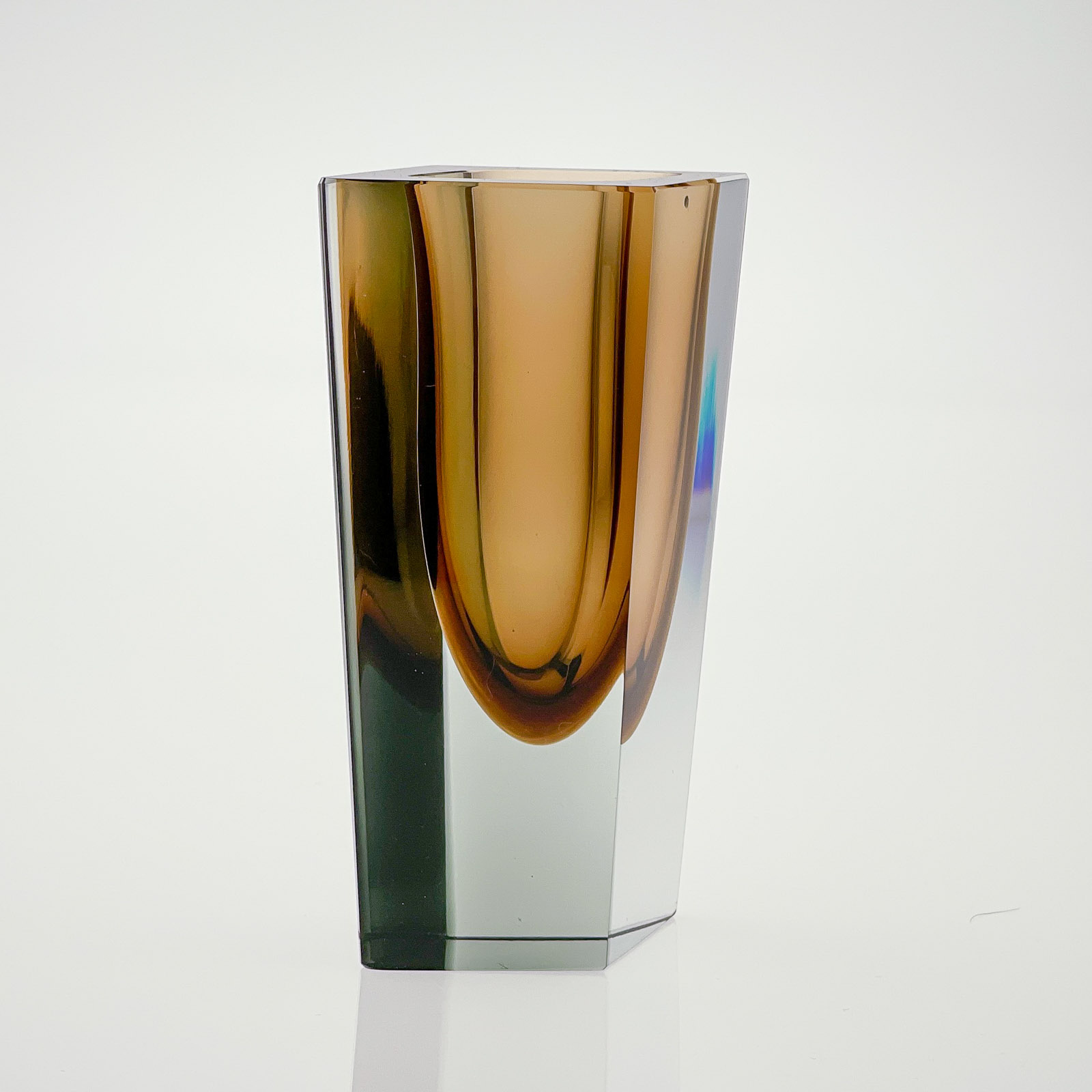 Kaj Franck - A glass Art-object "Prisma", model KF 215 in brown and grey hues - Nuutajärvi-Notsjö Finland circa 1965