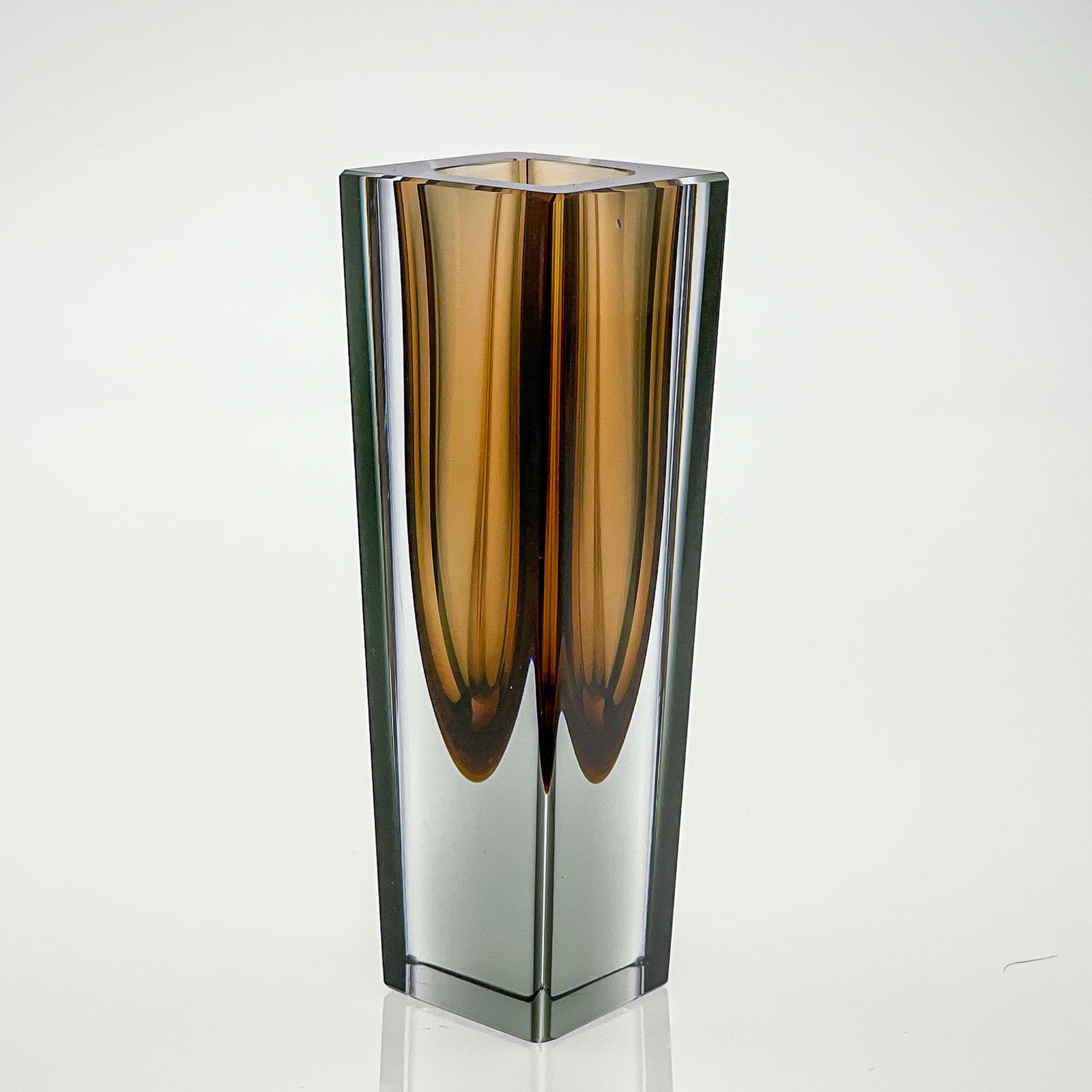 Kaj Franck - A glass Art-object "Prisma", model KF 215 in brown and grey hues - Nuutajärvi-Notsjö Finland circa 1965