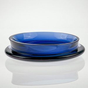 Tapio Wirkkala - A Neosin coloured glass art-object / dish, Model 3320 - Iittala, Finland circa 1967