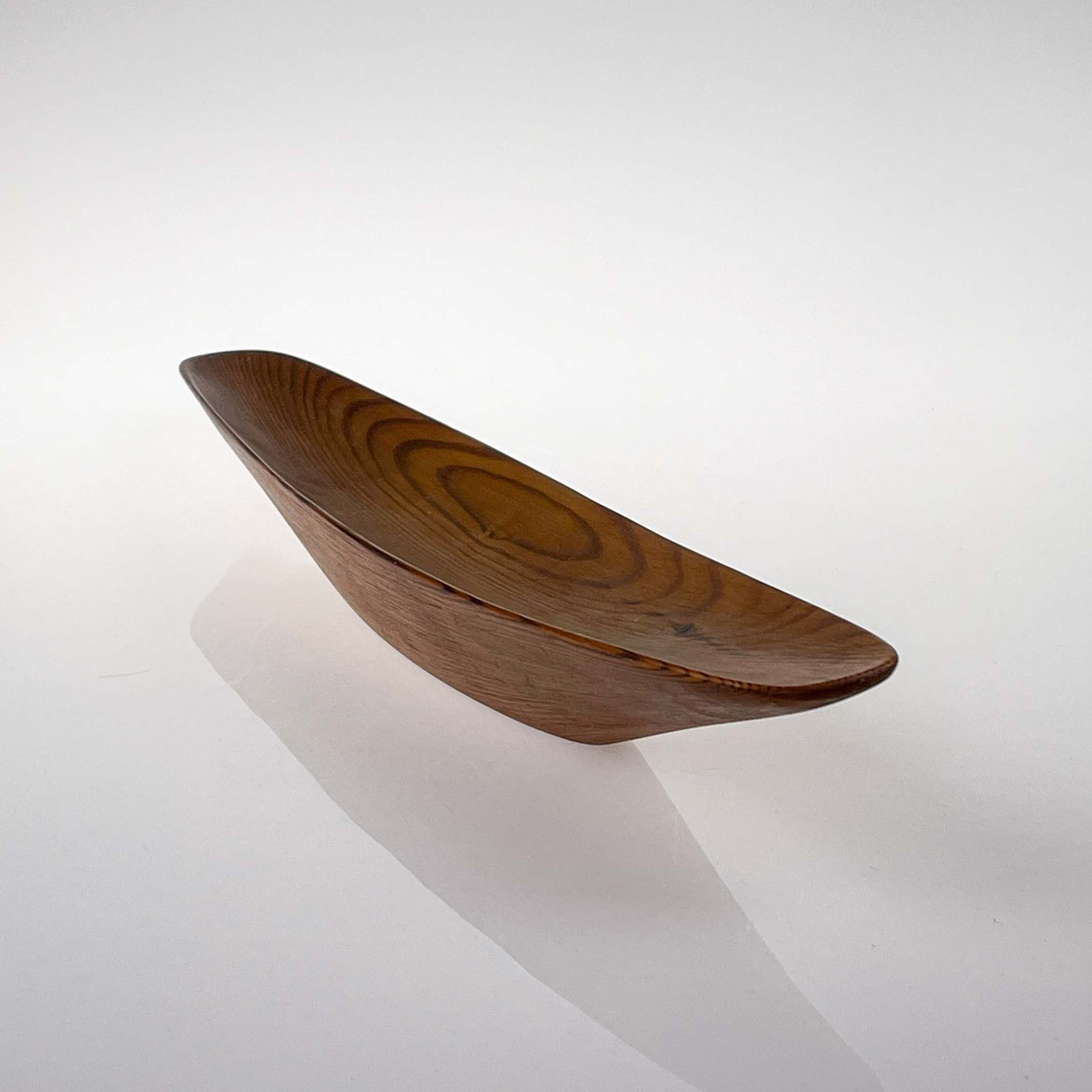 Sakari Pykälä - A unique handcarved pinewood dish - Finland circa 1960