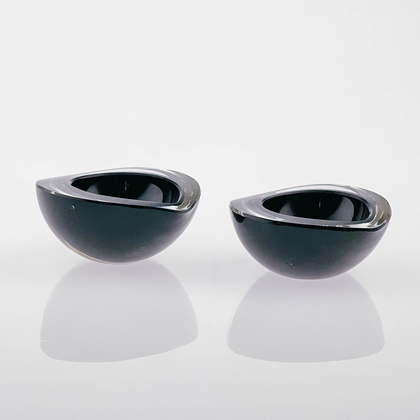 Kaj Franck - Two clear and black glass art-objects "Kastanja" (Chestnut), model KF211 - Nuutajärvi-Notsjö Finland circa 1965