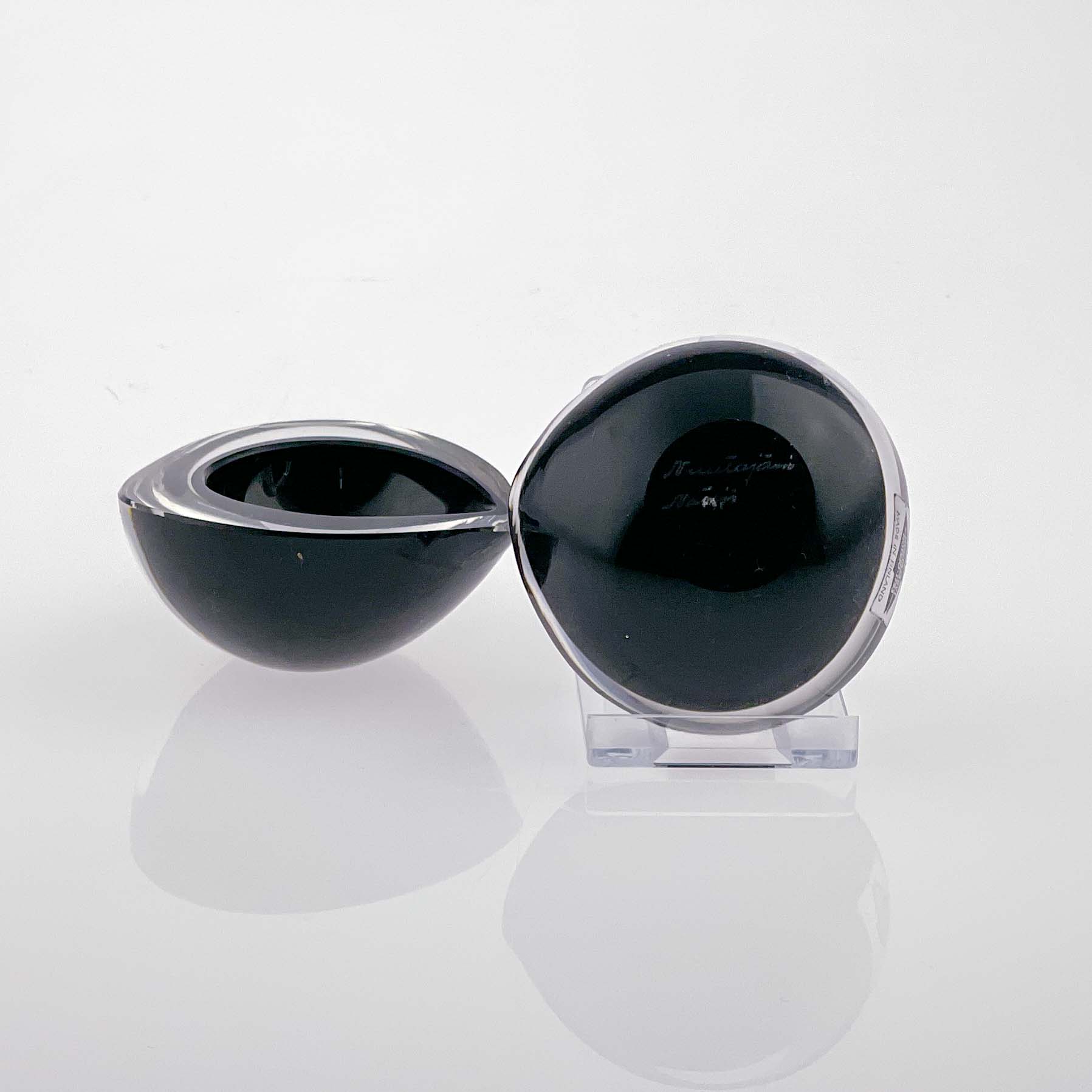 Kaj Franck - Two clear and black glass art-objects "Kastanja" (Chestnut), model KF211 - Nuutajärvi-Notsjö Finland circa 1965