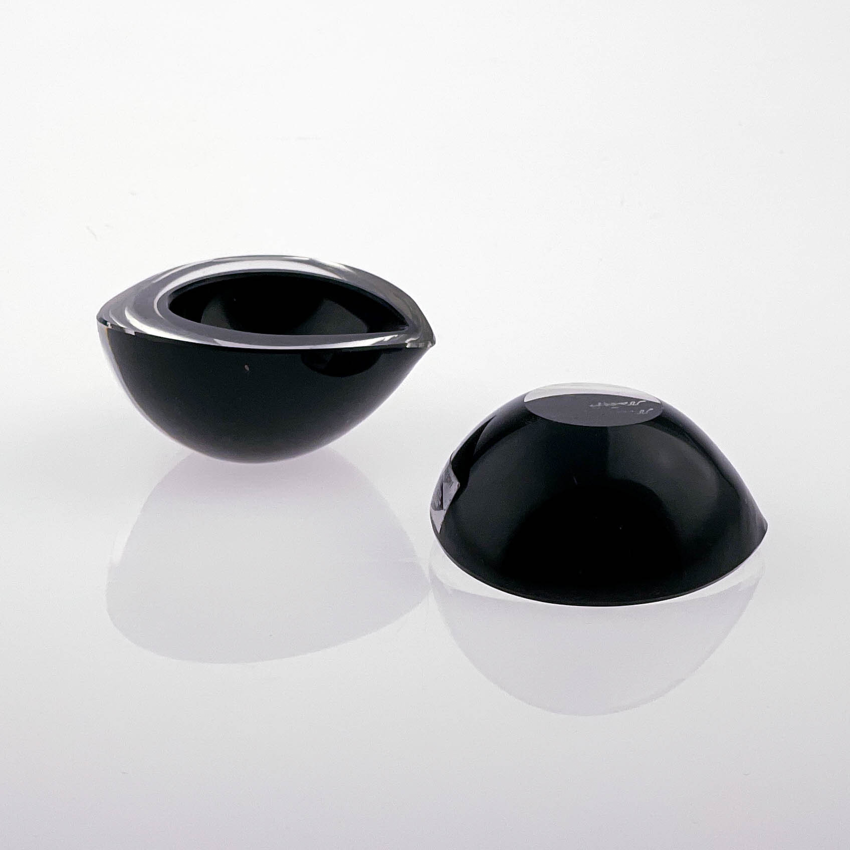 Kaj Franck - Two clear and black glass art-objects "Kastanja" (Chestnut), model KF211 - Nuutajärvi-Notsjö Finland circa 1965