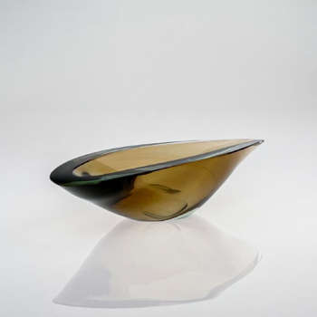 Kaj Franck – A largest size glass art-object “Pajunlehti” or “Willowleaf” in unusual colour light-brown, model KF 210 – Nuutajärvi-Notsjö Finland circa 1960