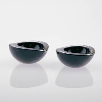 Kaj Franck – Twee helder en zwart glazen kunstobjecten “Kastanja” (Kastanje), model KF211 – Nuutajärvi-Notsjö Finland circa 1965