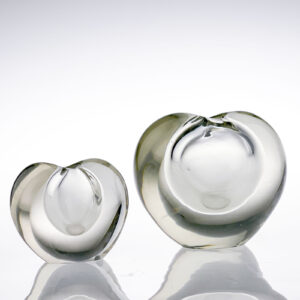 Timo Sarpaneva - Matched set of two sizes crystal Art-Object "Sydän" (Heart), Model 3557 - Iittala, Finland 1957