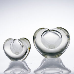 Timo Sarpaneva - Matched set of two sizes crystal Art-Object "Sydän" (Heart), Model 3557 - Iittala, Finland 1957