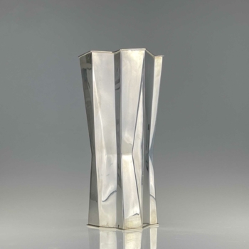 Tapio Wirkkala – A rare Sterling silver vase, model TW226, Handmade to Order – Kultakeskus, Finland 1971