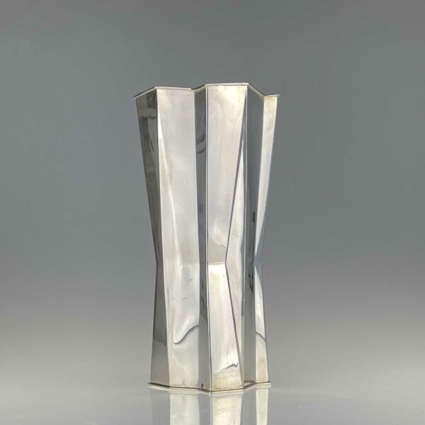 Tapio Wirkkala - A Sterling silver vase, model TW226, handmade to order - Kultakeskus Finland, 1971