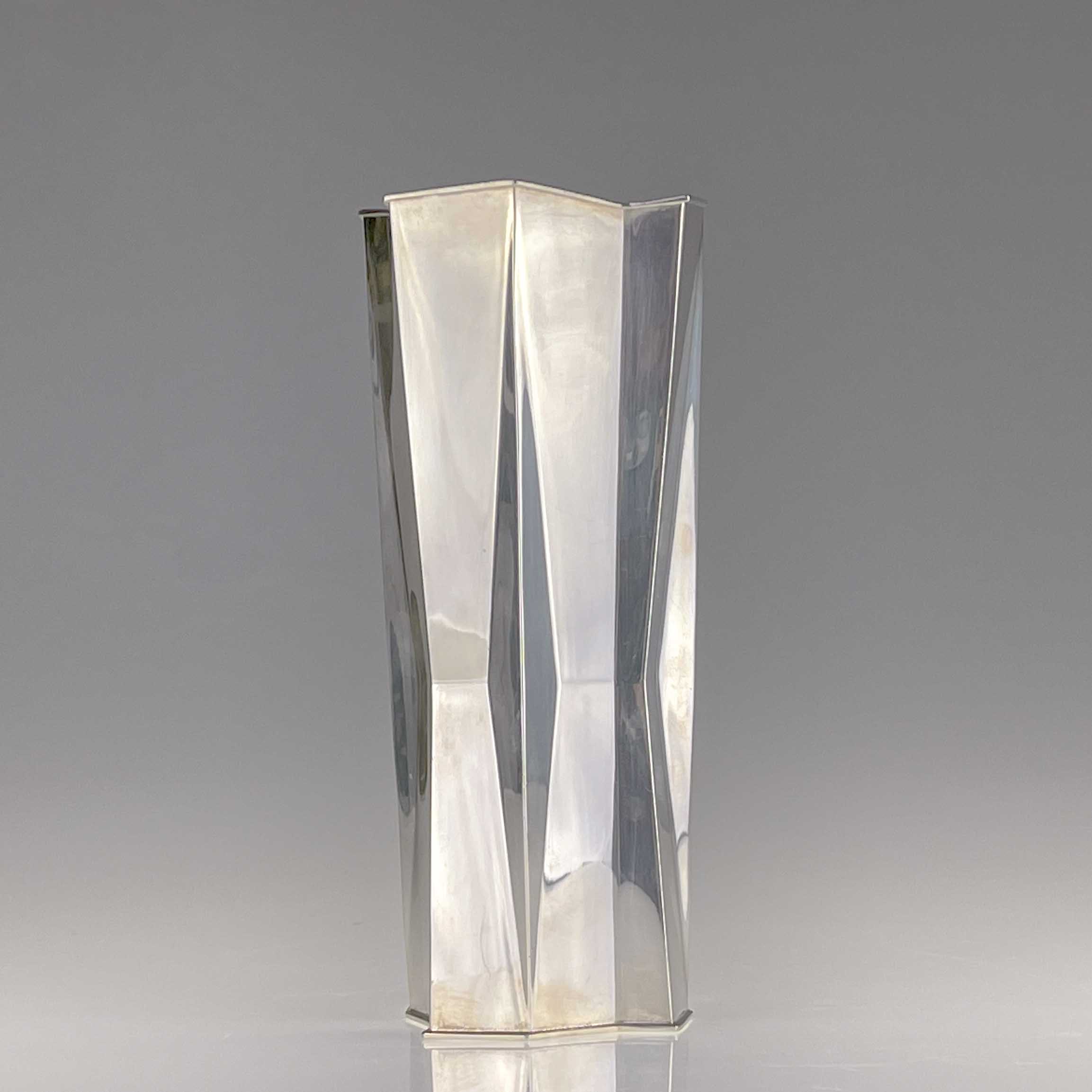 Tapio Wirkkala - A rare Sterling silver vase, model TW226, handmade to order - Kultakeskus Finland, 1971