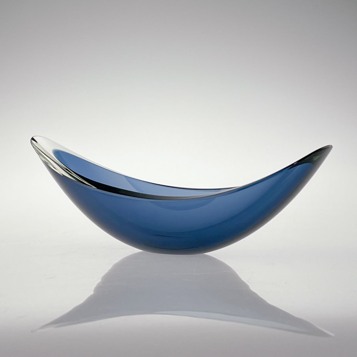 Kaj Franck - Blue and clear glass art-object "Lansetti" (Lancet), model KF218 - Nuutajärvi-Notsjö, Finland 1963