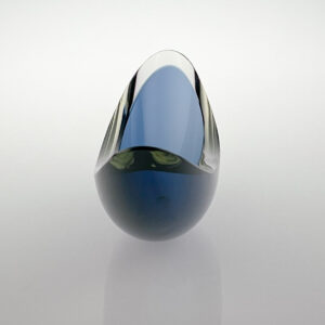 Kaj Franck – A blue and clear glass Art-Object “Lansetti” (Lancet), Model KF218- Nuutajärvi-Notsjö, Finland 1963