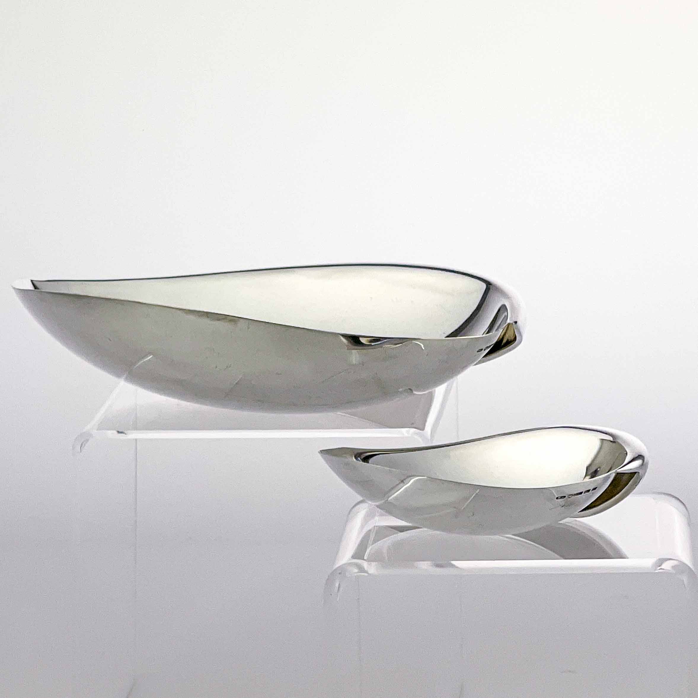 Tapio Wirkkala - A set of two sizes Sterling silver "Lieve" bowls - Kultakeskus, Finland 1955 & 1956