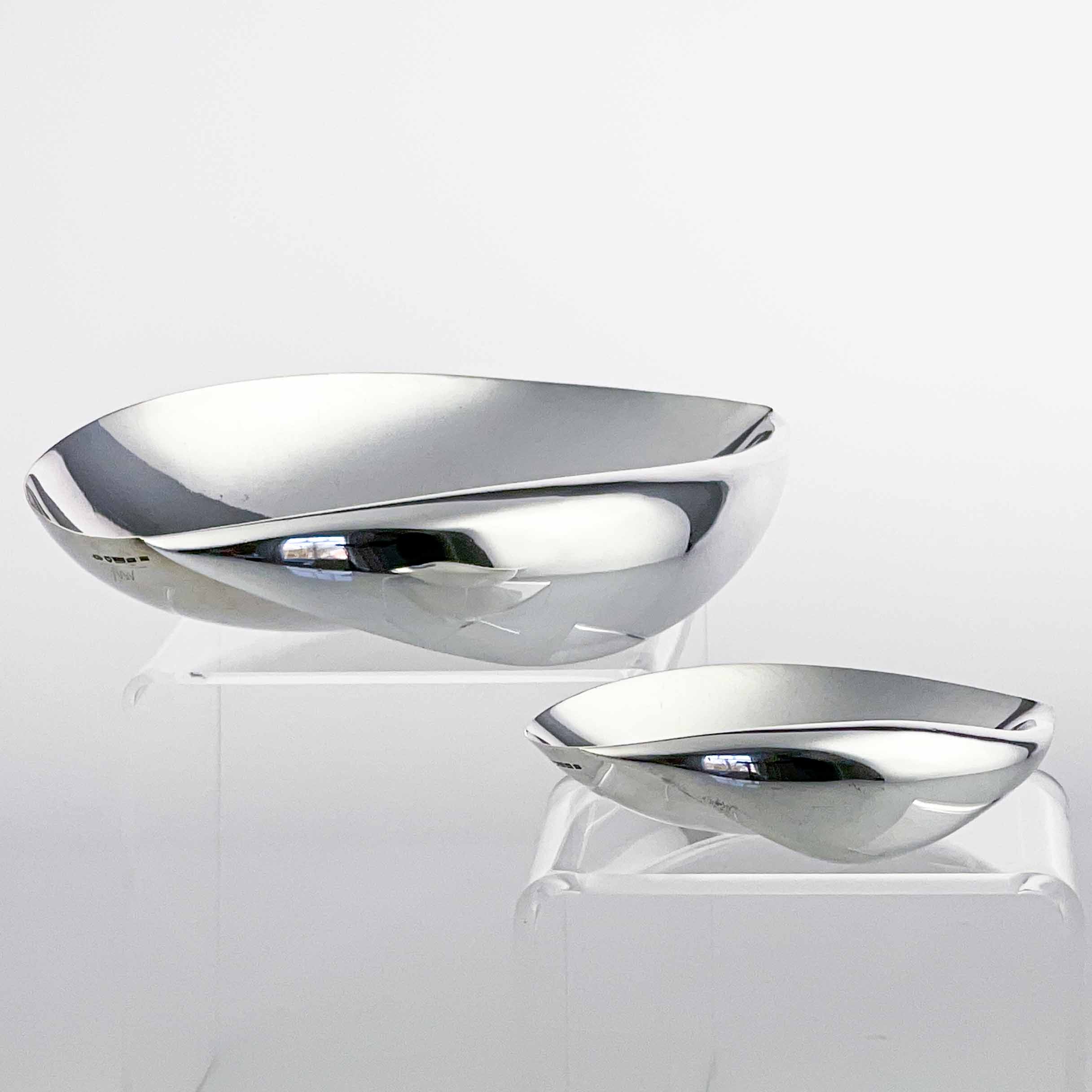 Tapio Wirkkala - A set of two sizes Sterling silver "Lieve" bowls - Kultakeskus, Finland 1955 & 1956