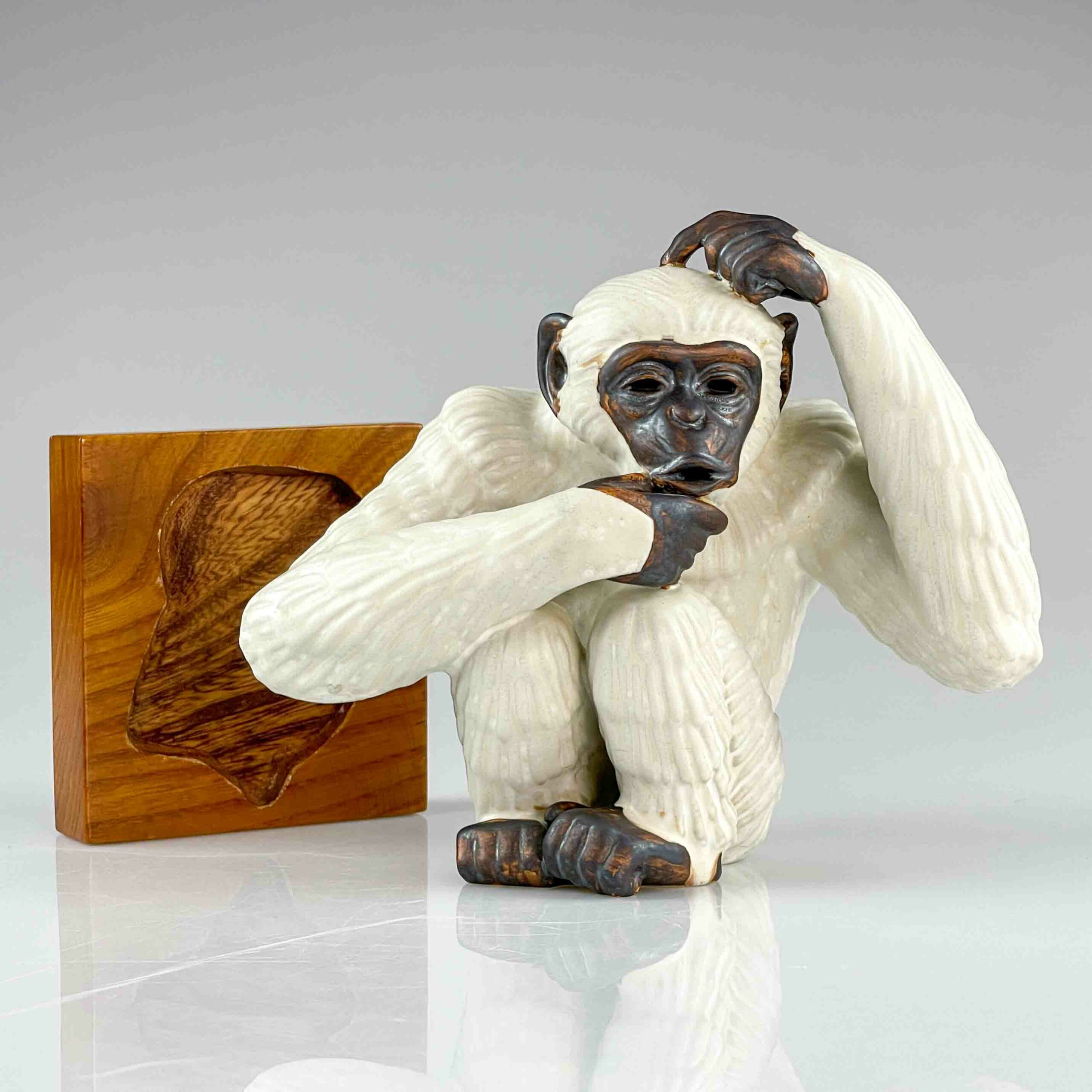 Gunnar Nylund - A glazed stoneware sculpture of a Monkey - Rörstrand, Sweden ca. 1950