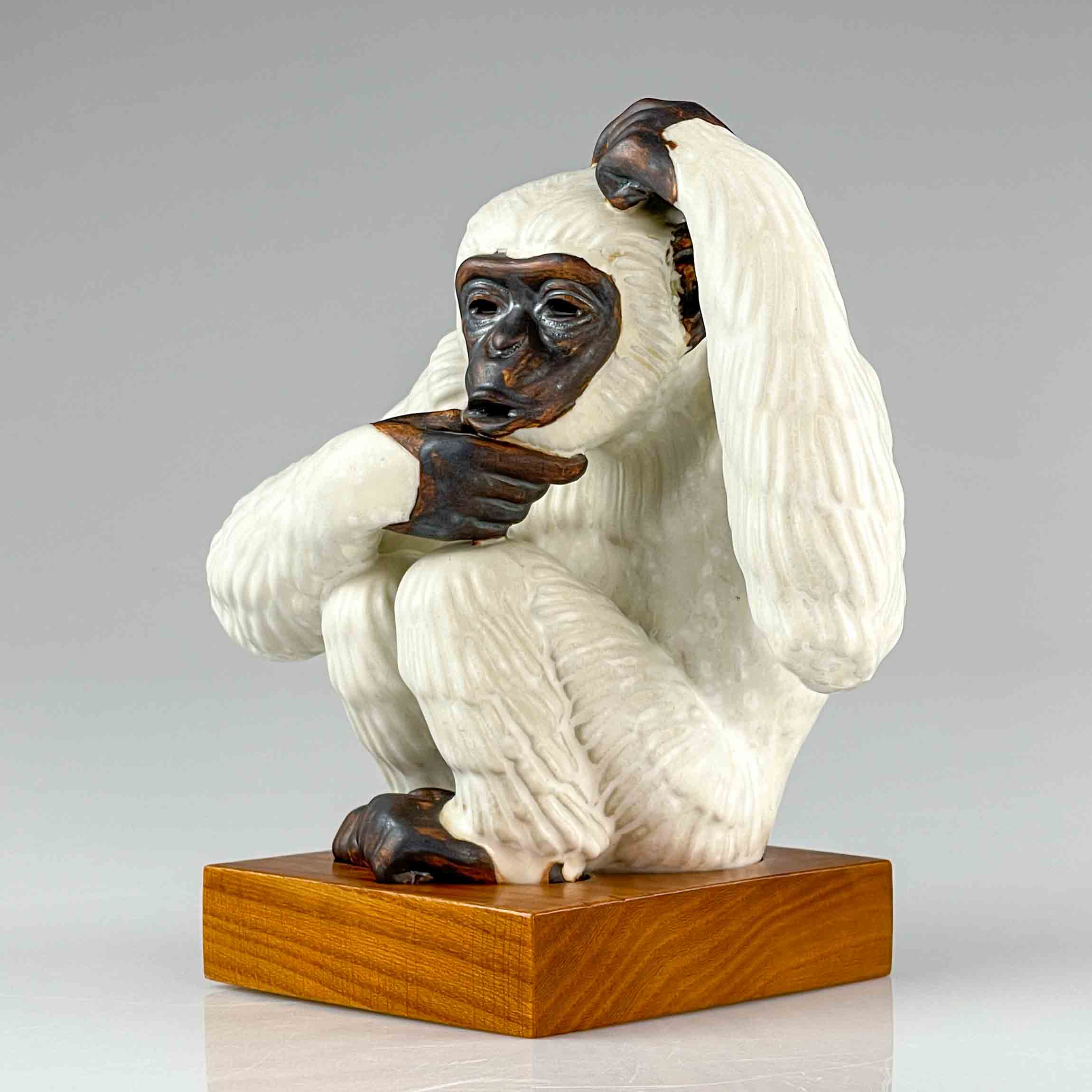 Gunnar Nylund - A glazed stoneware sculpture of a Monkey - Rörstrand Sweden, ca. 1955