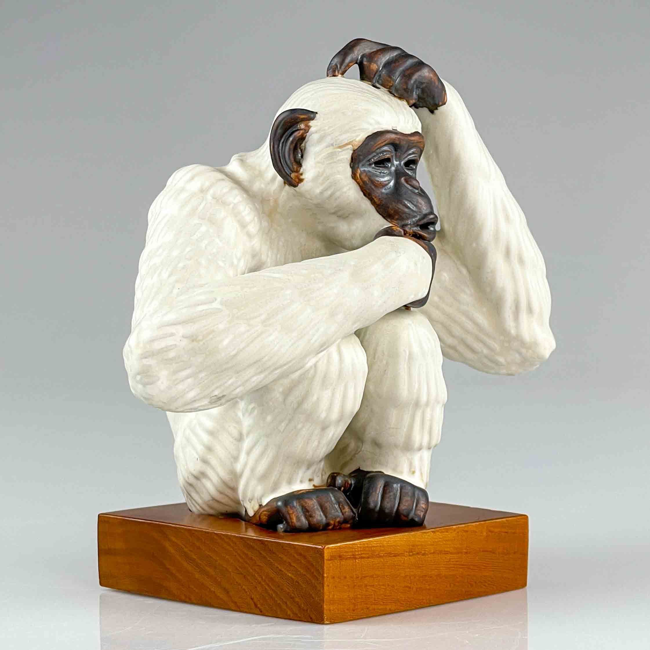 Gunnar Nylund - A glazed stoneware sculpture of a Monkey - Rörstrand Sweden, ca. 1955