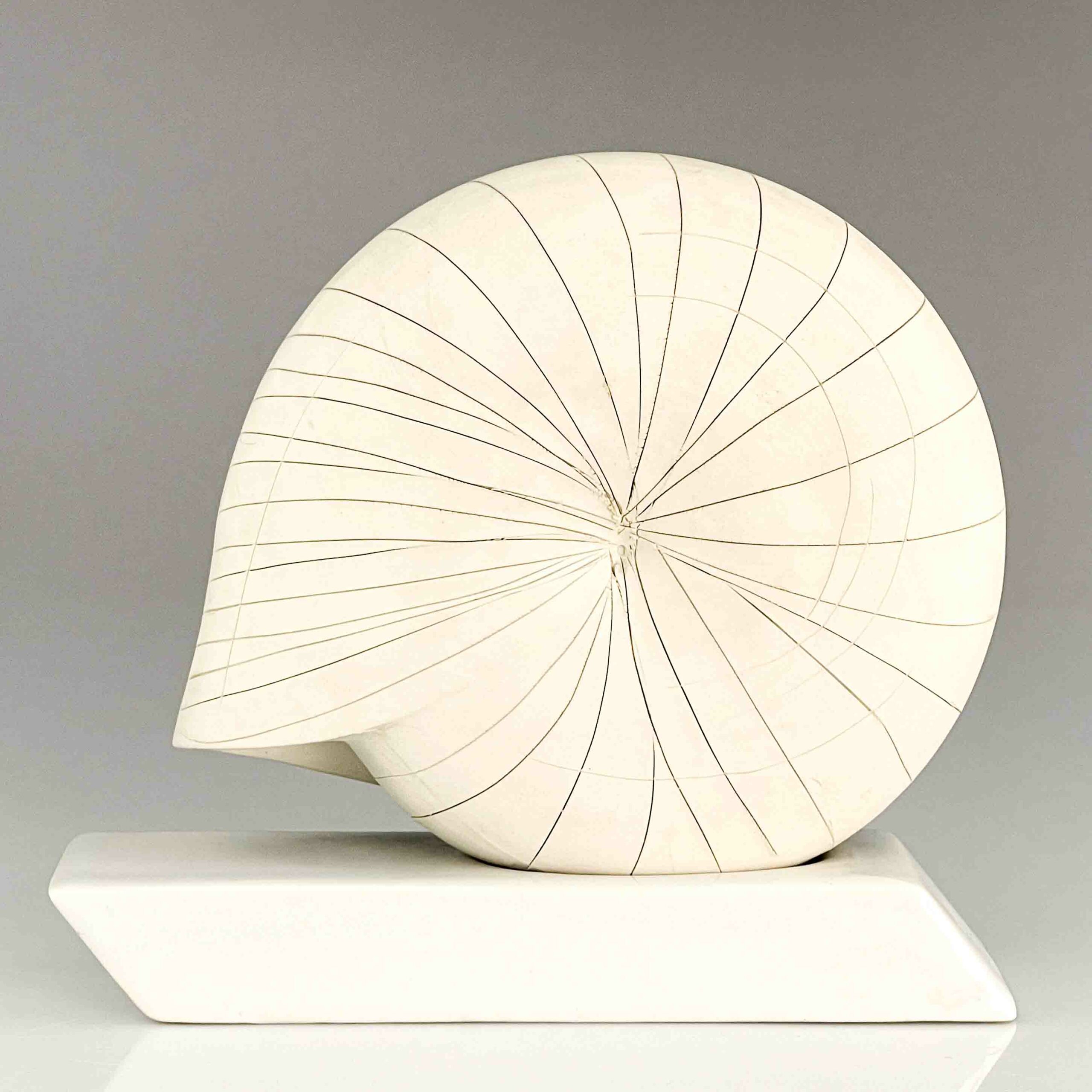 Gunvor Olin-Grönqvist - A unique stoneware sculpture of a snail shell on a glazed base - Arabia Finland ca. 1980