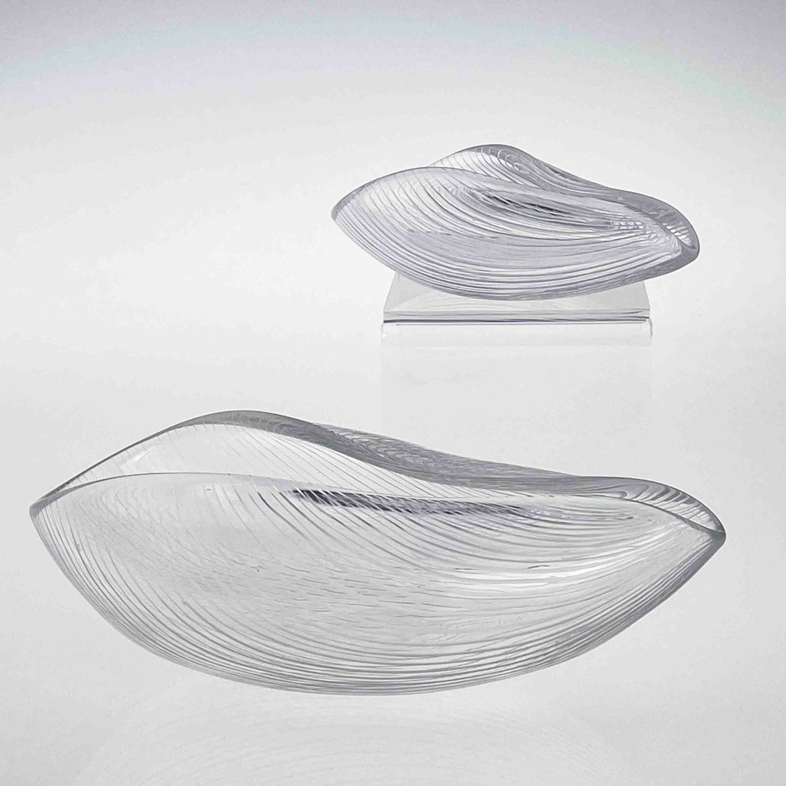 Tapio Wirkkala 3342 Set - Van Kerkhoff Art (1 van 9) Tapio Wirkkala - Complete set of both sizes crystal Art-Object, model 3342 - Iittala, Finland circa 1955