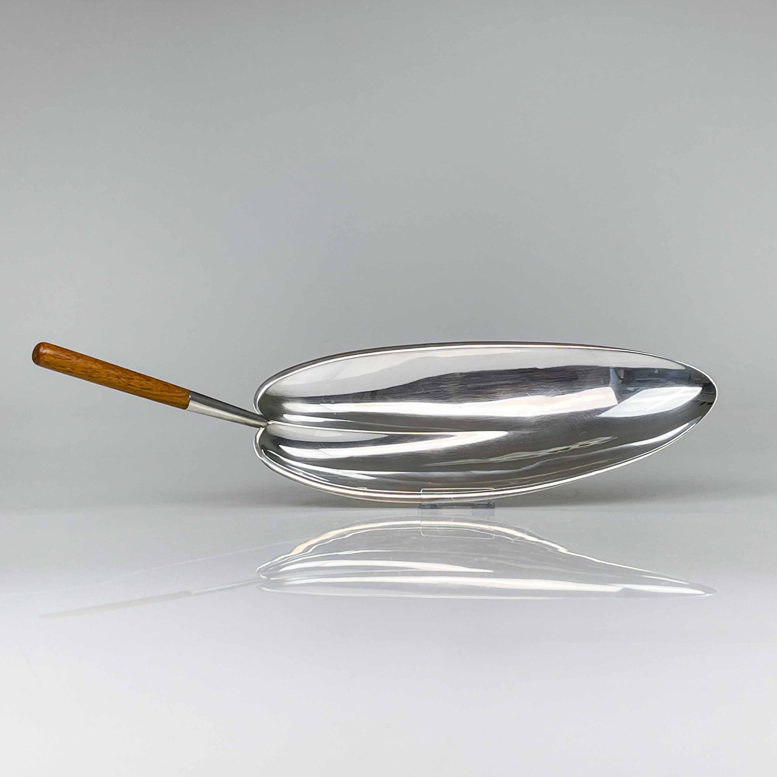 Tapio Wirkkala TW 85 - Van Kerkhoff Art (20 van 27) Tapio Wirkkala - A Sterling silver dish with teakwood handle, model TW85, Handmade to Order - Kultakeskus, Finland 1965