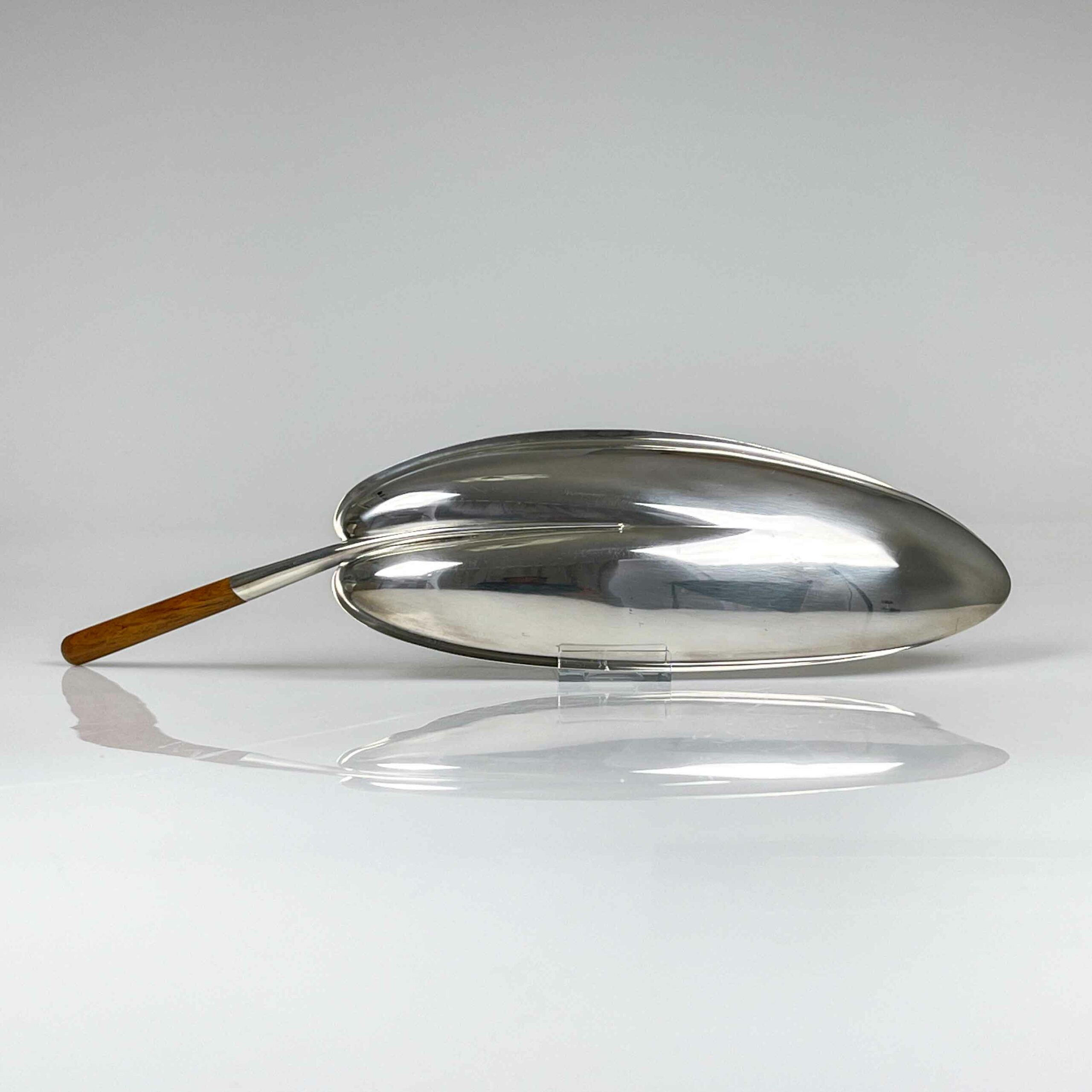 Tapio Wirkkala TW 85 - Van Kerkhoff Art (23 van 27) Tapio Wirkkala - A Sterling silver dish with teakwood handle, model TW85, Handmade to Order - Kultakeskus, Finland 1965