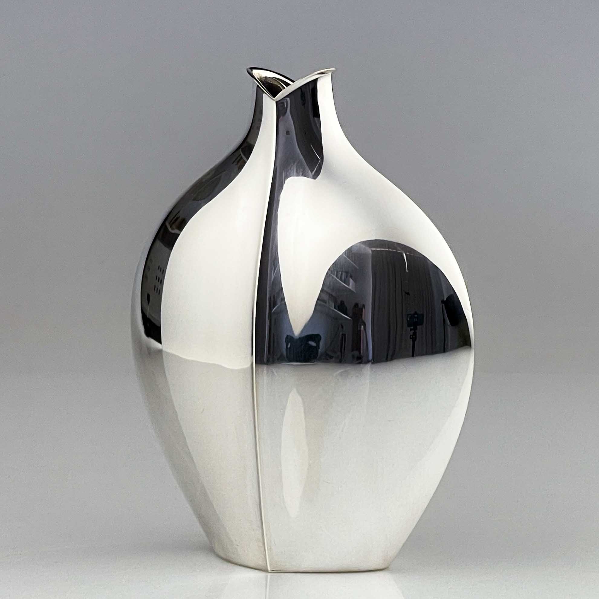 Tapio Wirkkala TW42 - Van Kerkhoff Art (2 van 9) Tapio Wirkkala - A Sterling silver vase, model TW42, Handmade to Order - Kultakeskus, Finland 1957