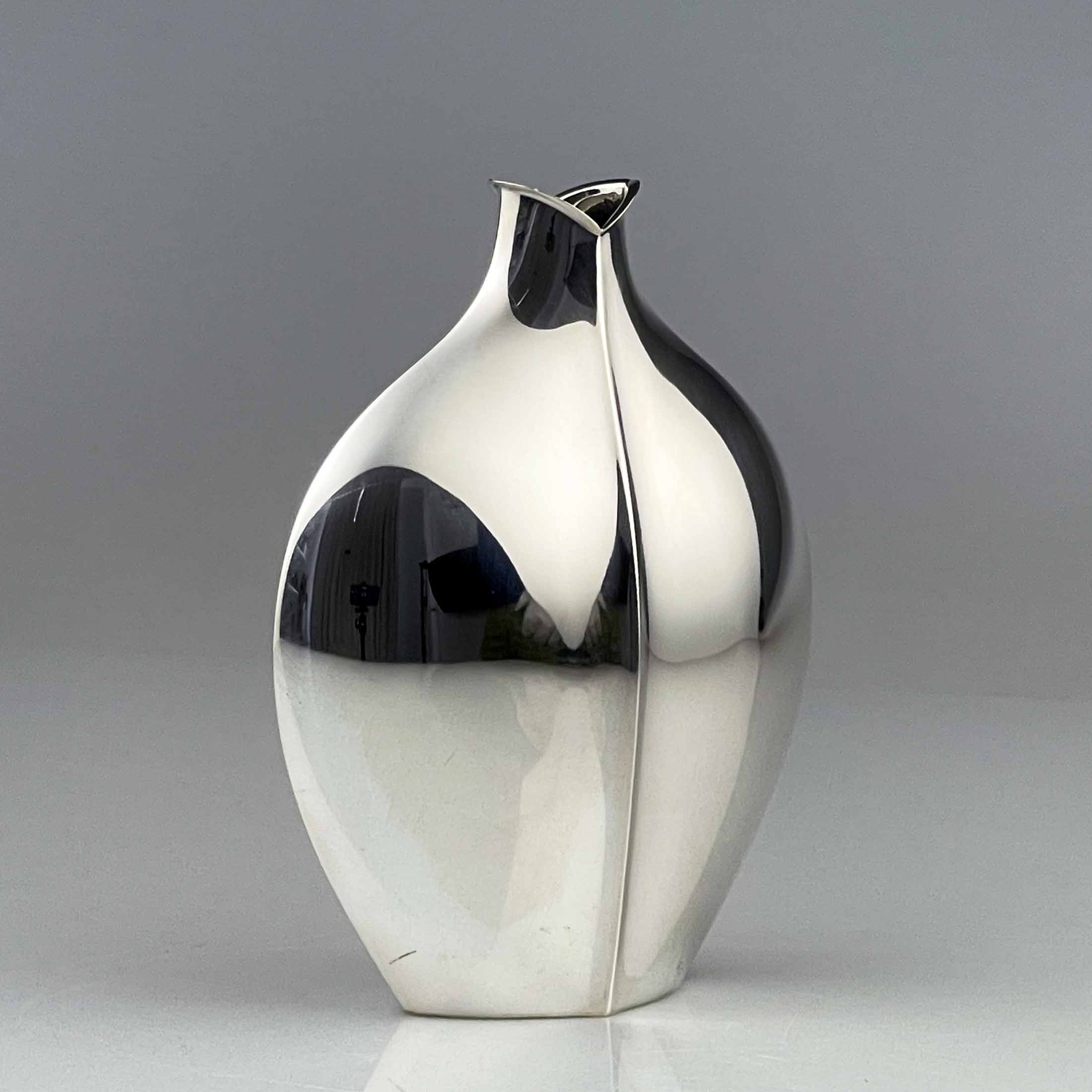 Tapio Wirkkala TW42 - Van Kerkhoff Art (4 van 9) Tapio Wirkkala - A Sterling silver vase, model TW42, Handmade to Order - Kultakeskus, Finland 1957