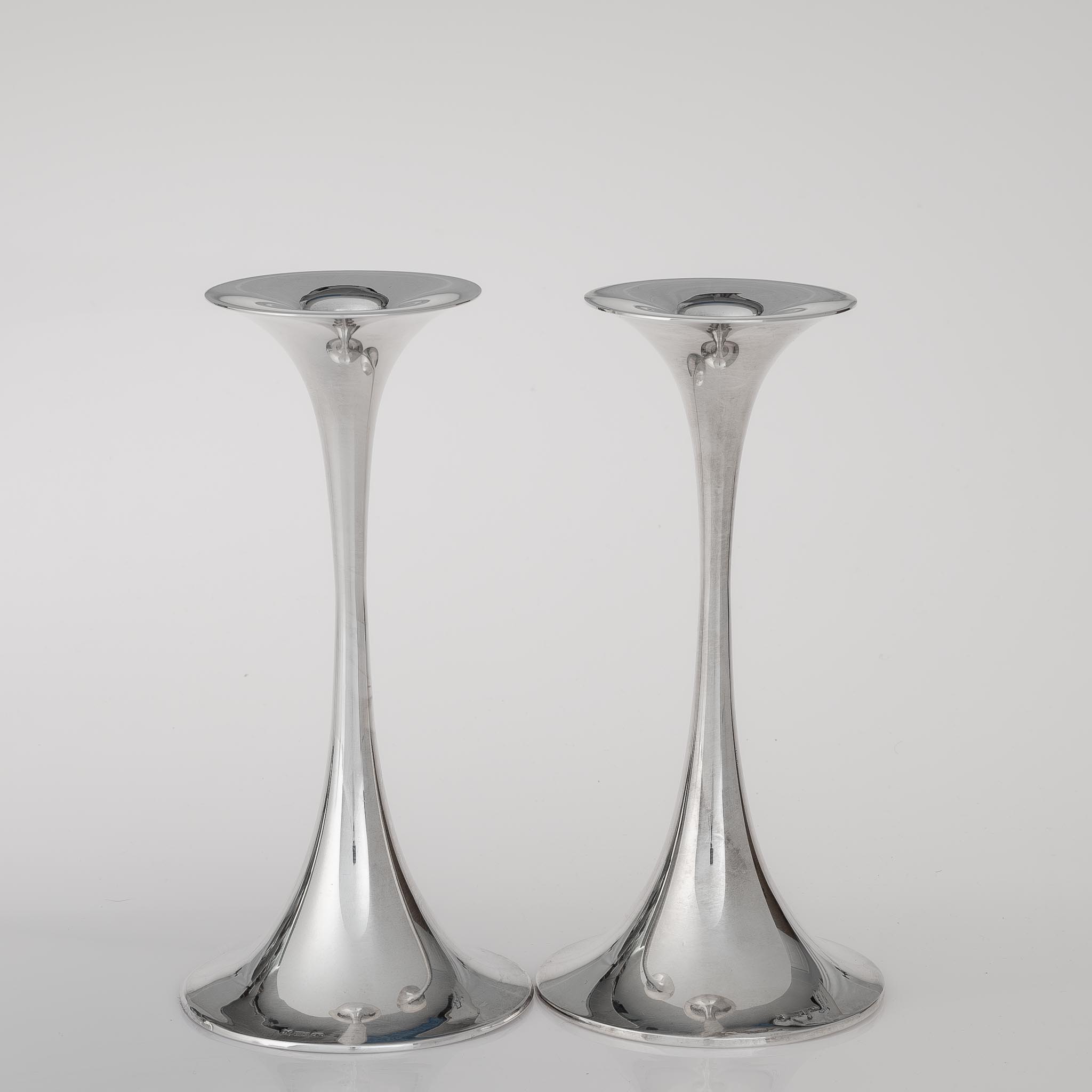 Tapio Wirkkala - A pair of Scandinavian Modern silver "Trumpetti" candlesticks, model TW 284 - Kultakeskus, Finland 1970's