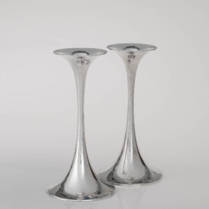 Tapio Wirkkala - A pair of Scandinavian Modern silver "Trumpetti" candlesticks, model TW 284 - Kultakeskus, Finland 1970's