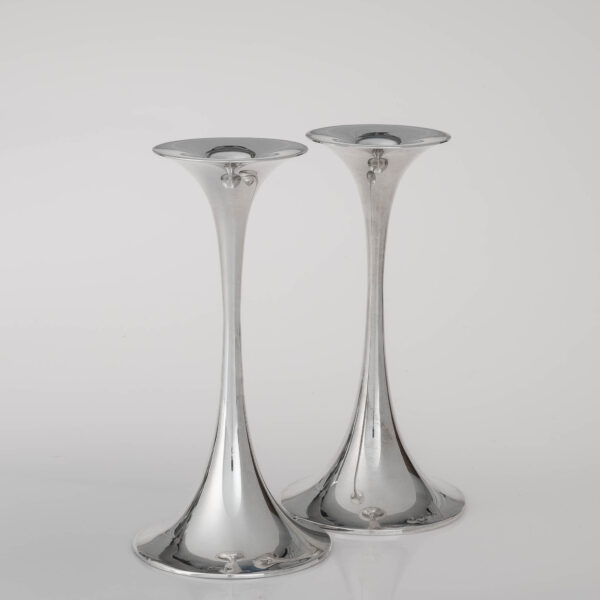 Tapio Wirkkala - A pair of Scandinavian Modern silver "Trumpetti" candlesticks, model TW 284 - Kultakeskus, Finland 1970's