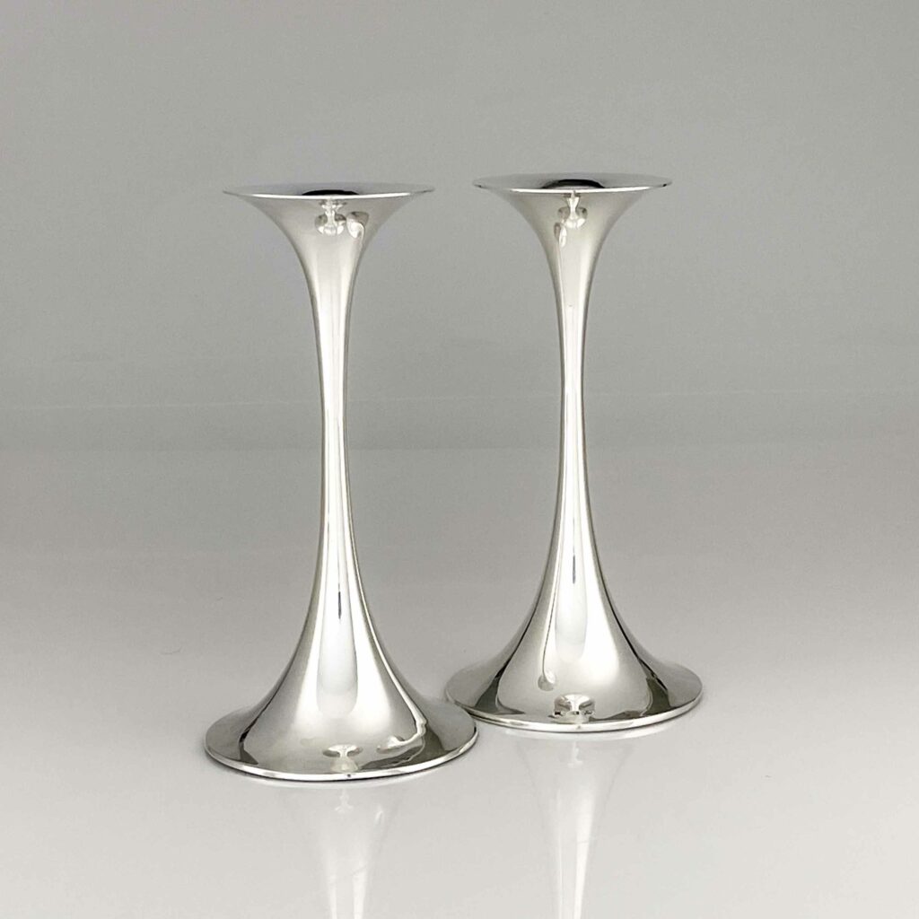 Tapio Wirkkala - A pair of Scandinavian Modern silver "Trumpetti" candlesticks, model TW 284 - Kultakeskus, Finland 1970'sTapio Wirkkala - A pair of Scandinavian Modern silver "Trumpetti" candlesticks, model TW 284 - Kultakeskus, Finland 1970's