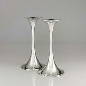 Tapio Wirkkala - A pair of Scandinavian Modern silver "Trumpetti" candlesticks, model TW 284 - Kultakeskus, Finland 1970's