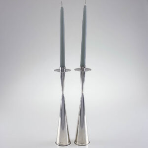 Tapio Wirkkala - A pair of Scandinavian Modern silver candlesticks, model TW 189 - Kultakeskus, Finland 1964 & 1965