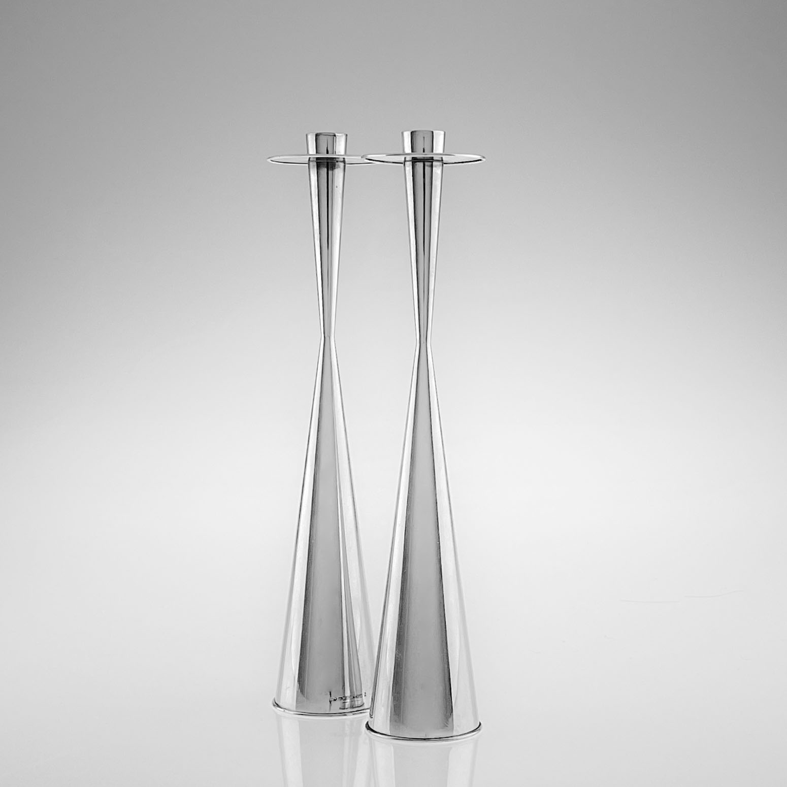 Tapio Wirkkala - A pair of Scandinavian Modern silver candlesticks, model TW 189 - Kultakeskus, Finland 1964 & 1965