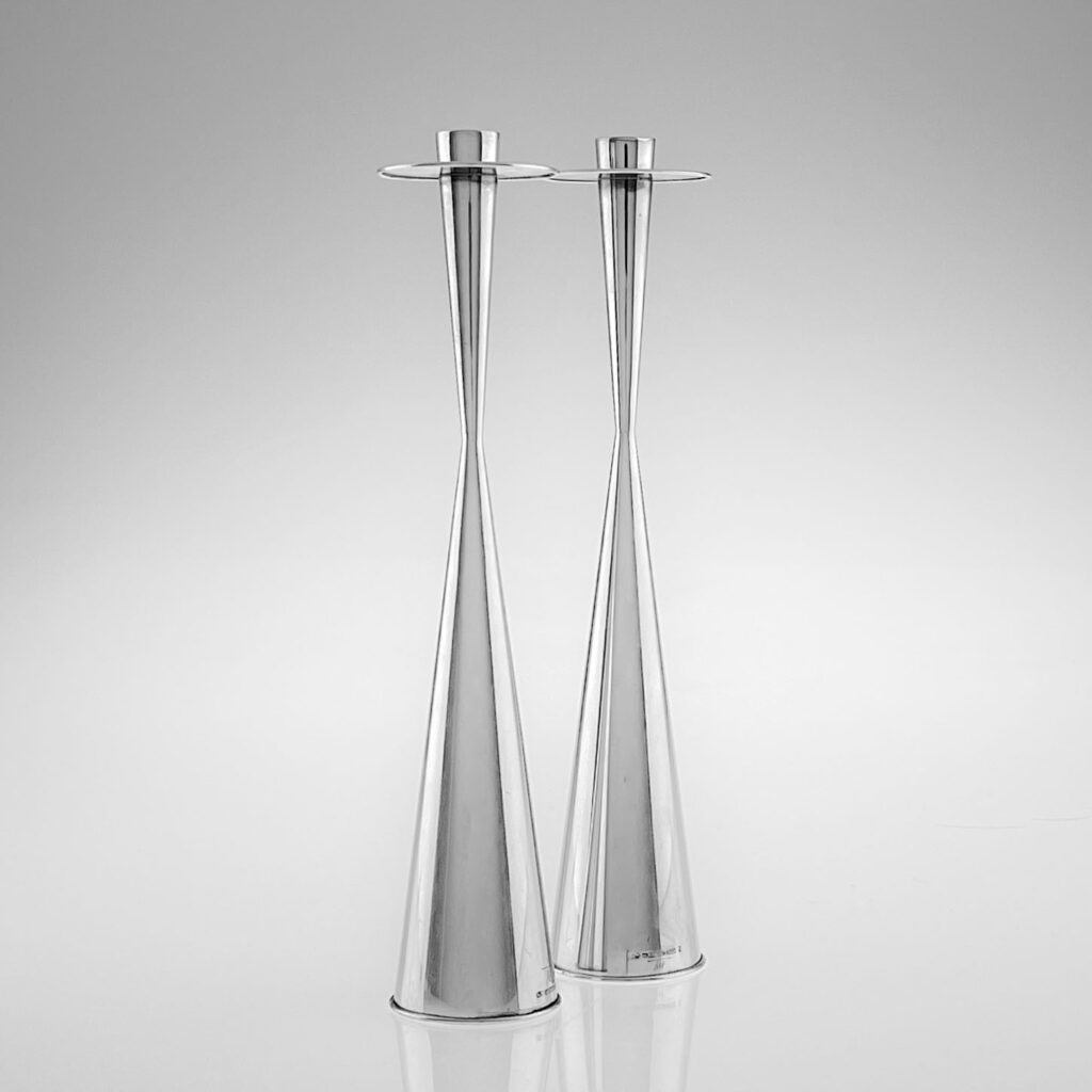 Tapio Wirkkala - A pair of Scandinavian Modern silver candlesticks, model TW 189 - Kultakeskus, Finland 1964 & 1965