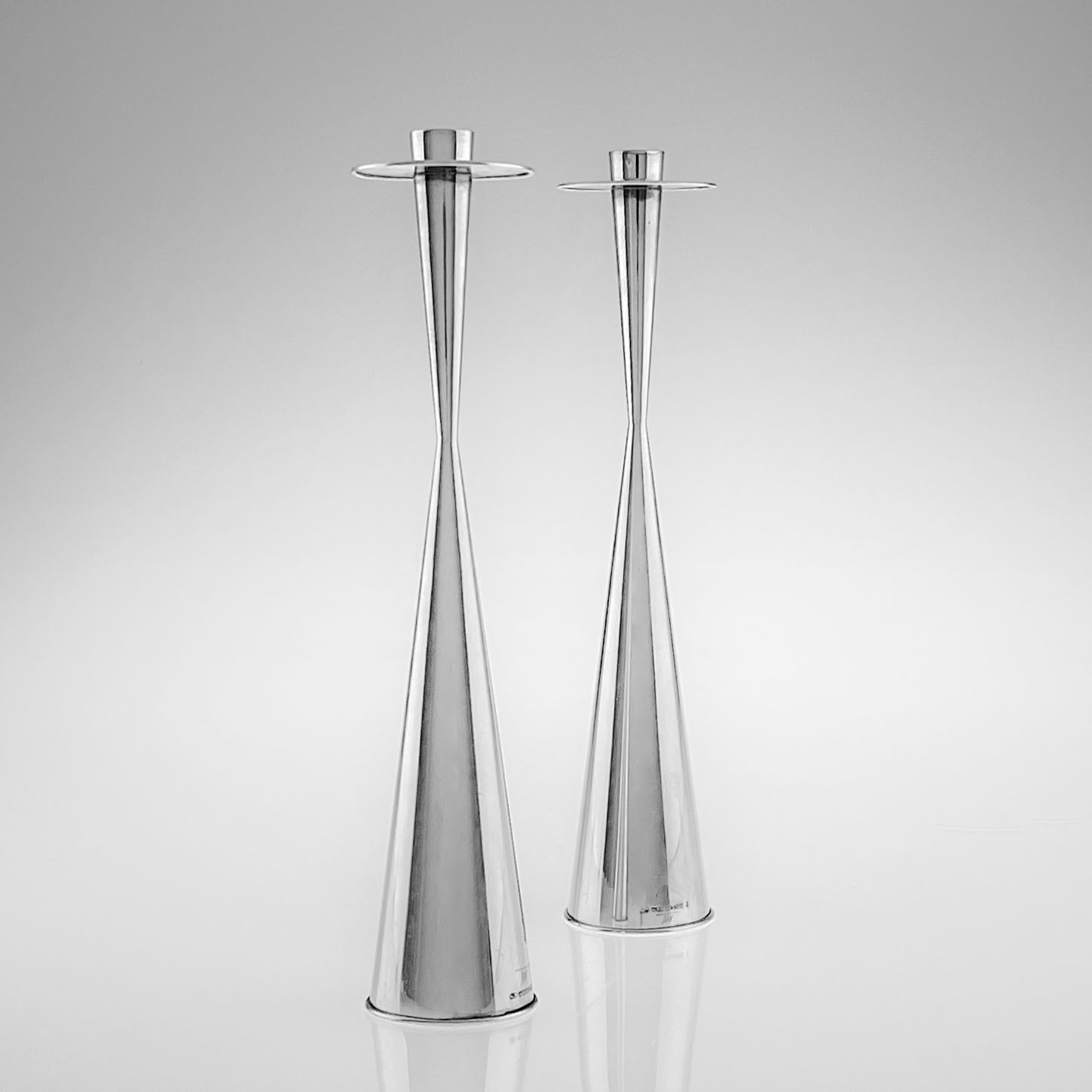 Tapio Wirkkala - A pair of Scandinavian Modern silver candlesticks, model TW 189 - Kultakeskus, Finland 1964 & 1965