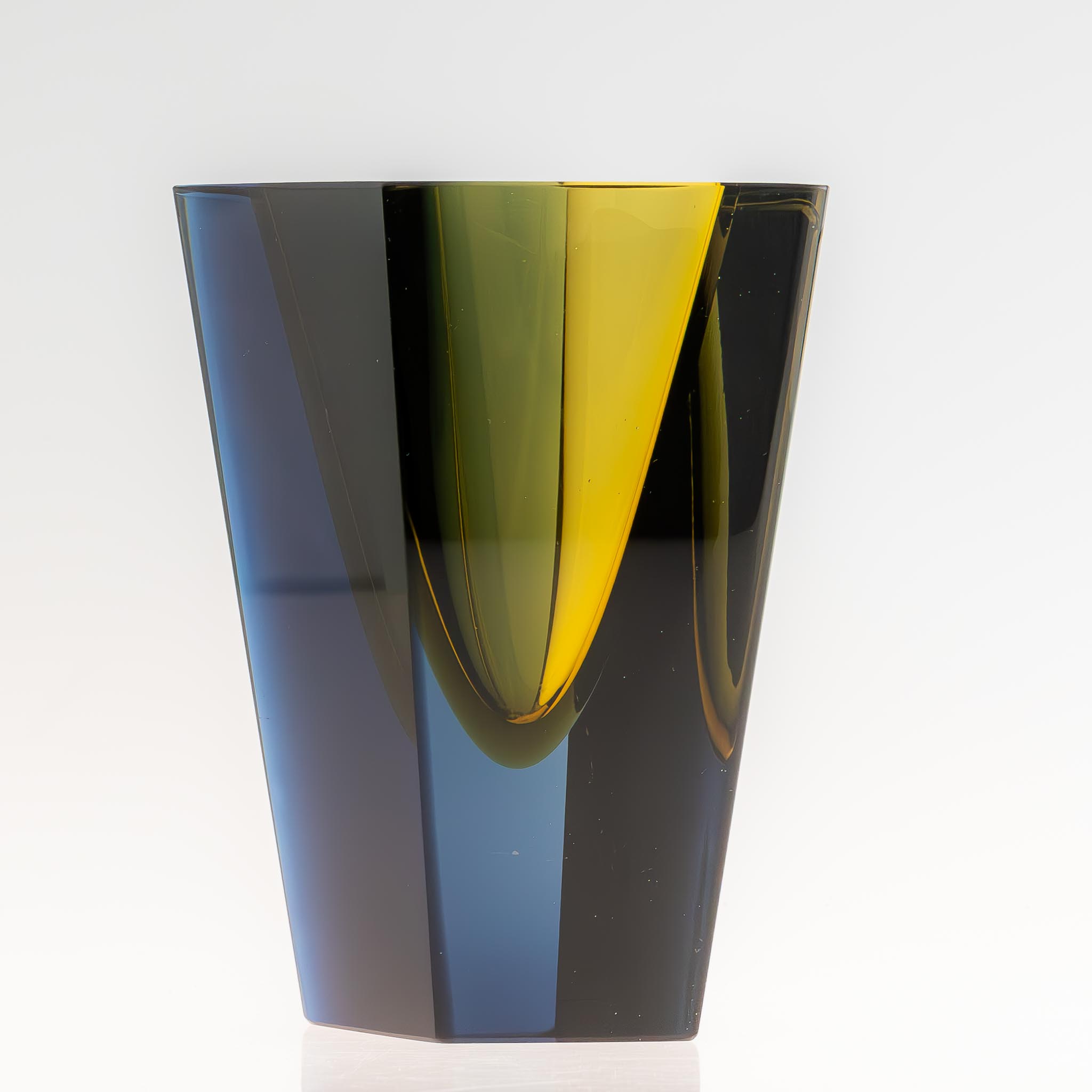 Kaj Franck - A glass Art-object "Prisma", model KF 215 in yellow and blue hues - Nuutajärvi-Notsjö, Finland 1962