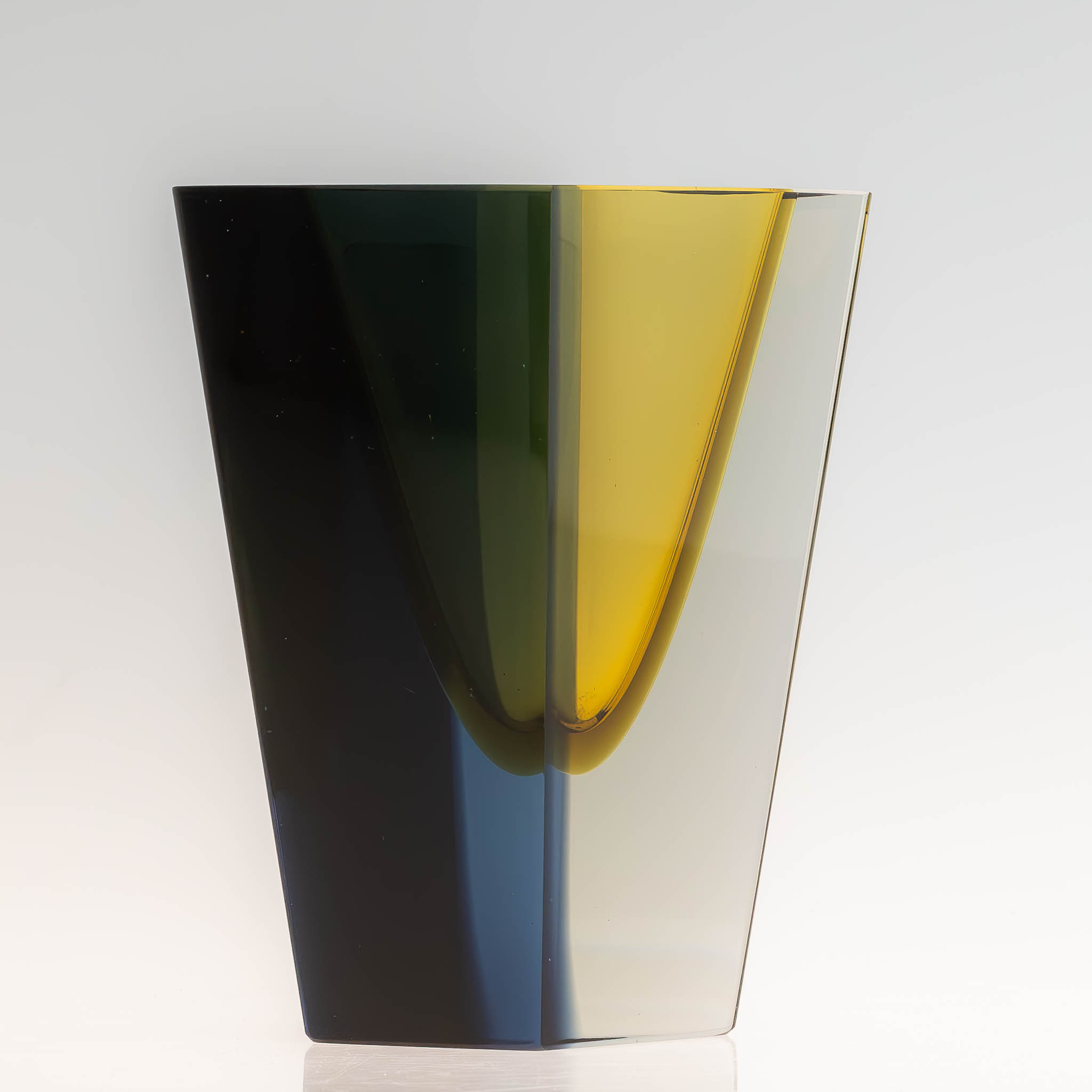 Kaj Franck - A glass Art-object "Prisma", model KF 215 in yellow and blue hues - Nuutajärvi-Notsjö, Finland 1962